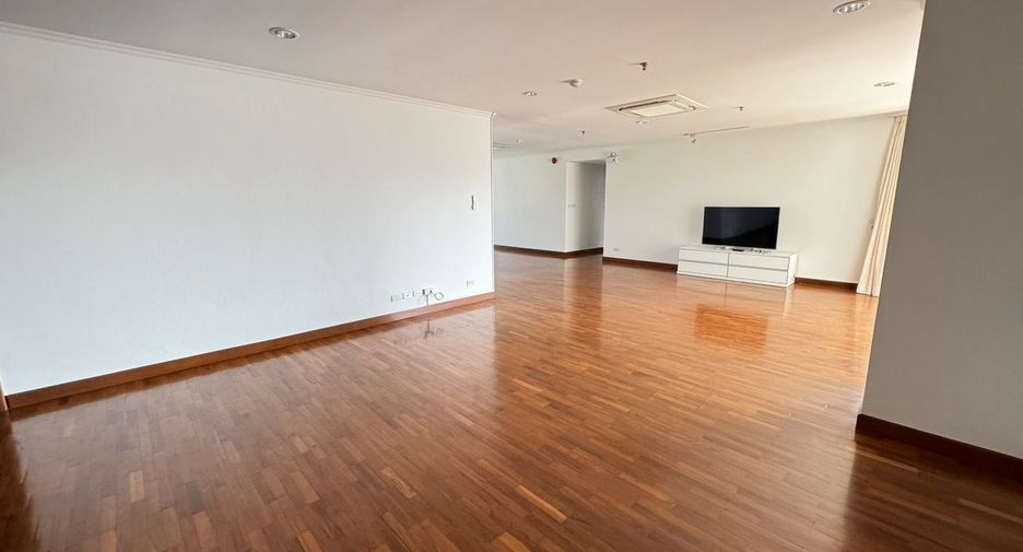 For rent 3 bedrooms condo in Sathon, Bangkok