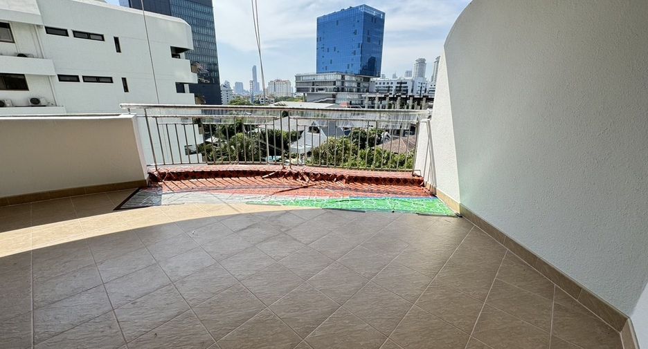 For rent 3 bedrooms condo in Sathon, Bangkok