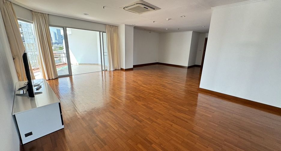 For rent 3 bedrooms condo in Sathon, Bangkok