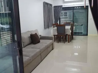 Casa adosada en alquiler de 2 habitaciones en Suan Luang, Bangkok