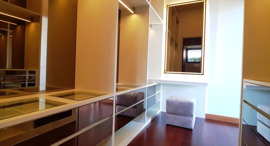 For rent 4 ベッドルーム condo in Sathon, Bangkok