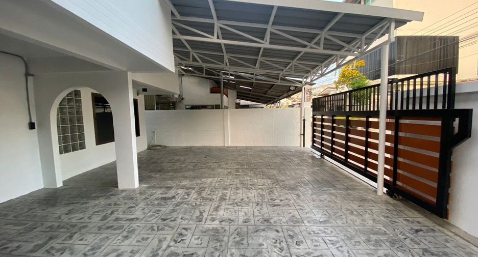 Casa en alquiler de 4 habitaciones en Wang Thonglang, Bangkok