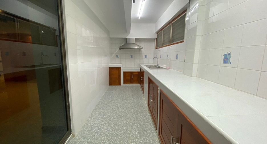 Casa en alquiler de 4 habitaciones en Wang Thonglang, Bangkok