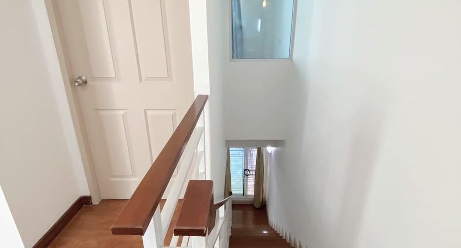 Casa adosada en alquiler de 3 habitaciones en Chom Thong, Bangkok