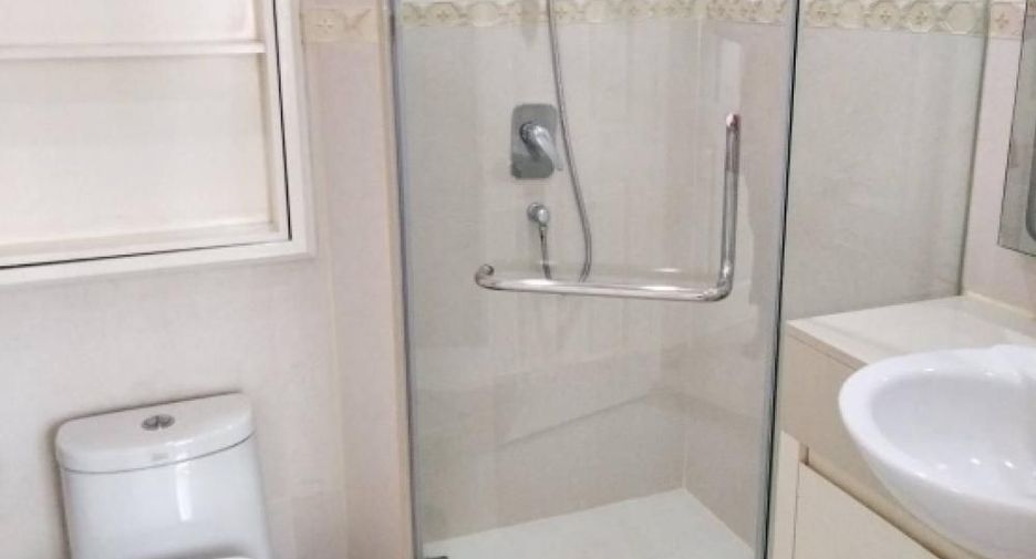 For rent 3 bedrooms condo in Khlong Toei, Bangkok
