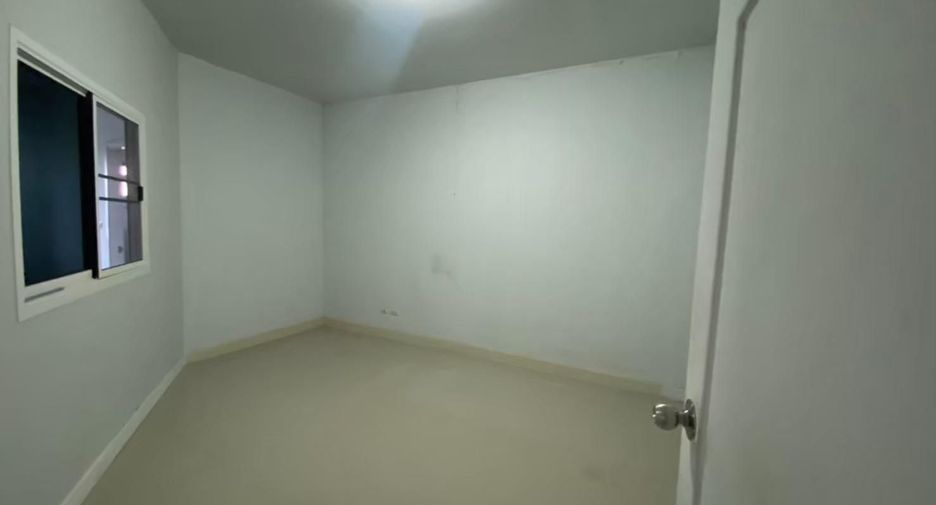 For rent 3 bedrooms townhouse in Min Buri, Bangkok