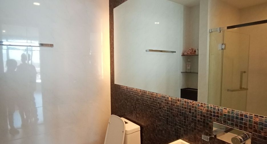 For rent 2 bedrooms condo in Bang Rak, Bangkok