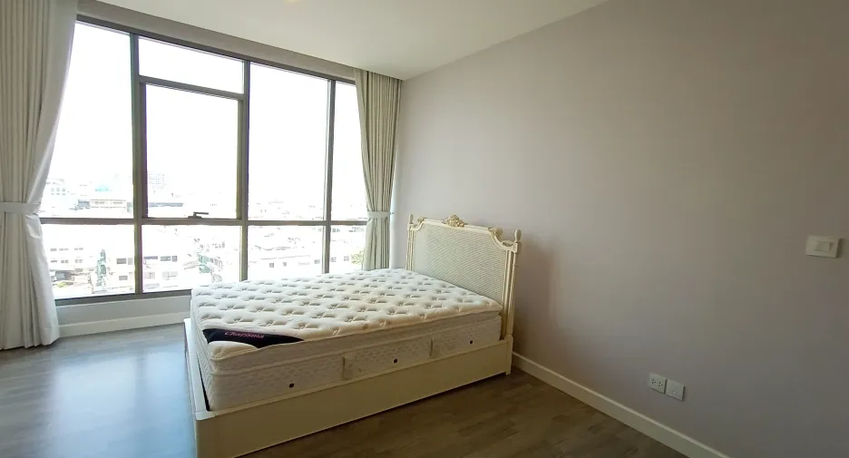 For rent 2 bedrooms condo in Bang Rak, Bangkok