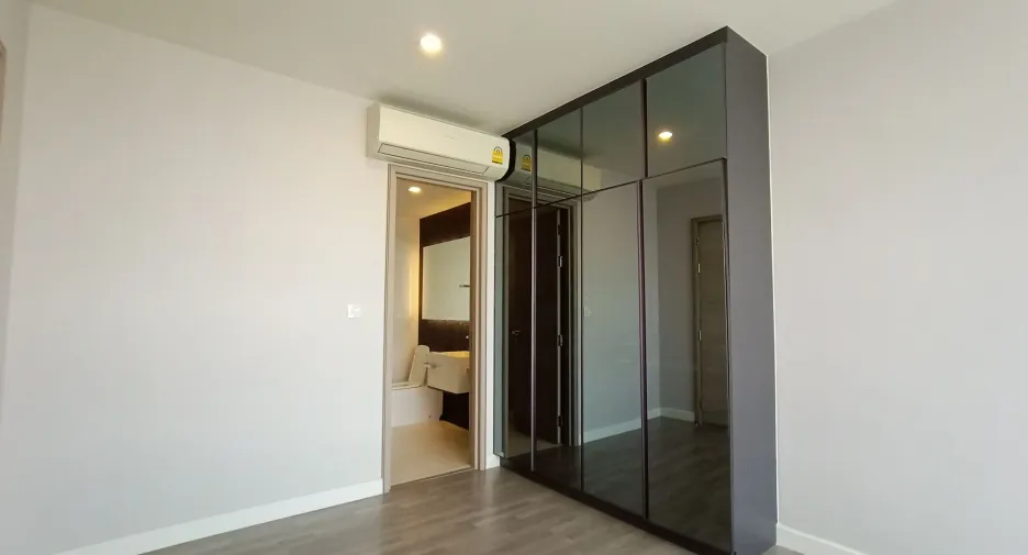 For rent 2 bedrooms condo in Bang Rak, Bangkok