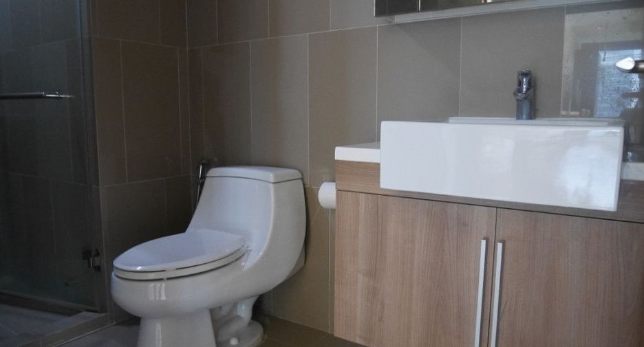 For rent 3 bedrooms condo in Pathum Wan, Bangkok