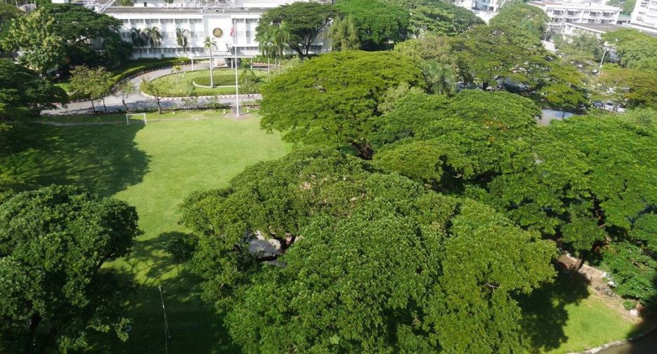 For rent 3 bedrooms condo in Pathum Wan, Bangkok