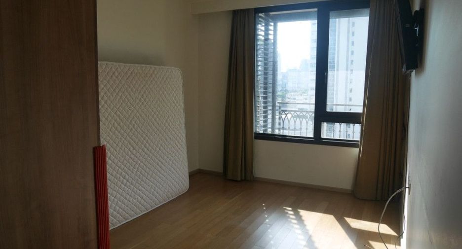 For rent 3 bedrooms condo in Pathum Wan, Bangkok