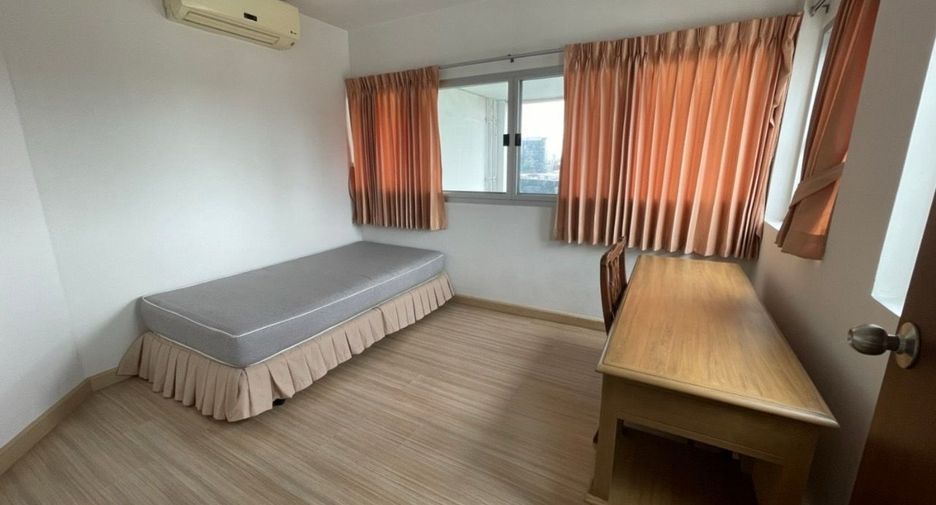 For rent 3 bedrooms apartment in Khlong Toei, Bangkok