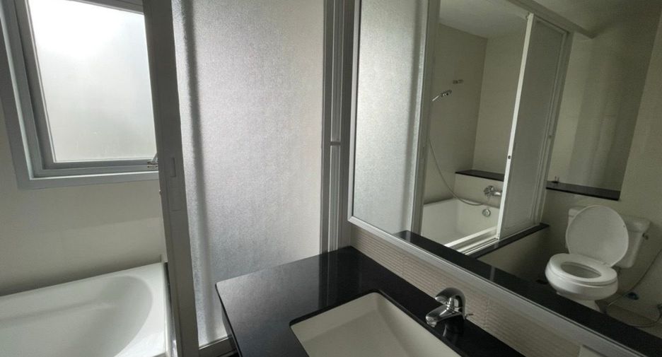 For rent 3 bedrooms apartment in Khlong Toei, Bangkok