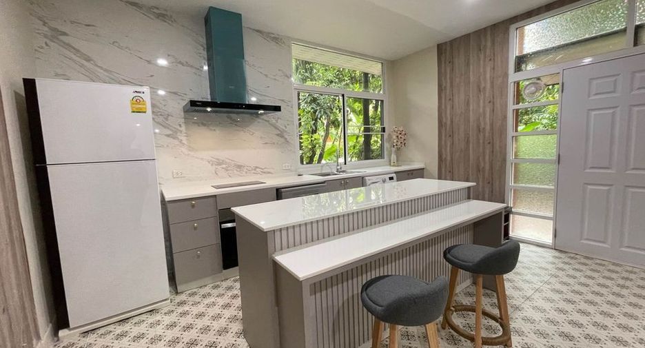 For rent 2 bedrooms townhouse in Watthana, Bangkok