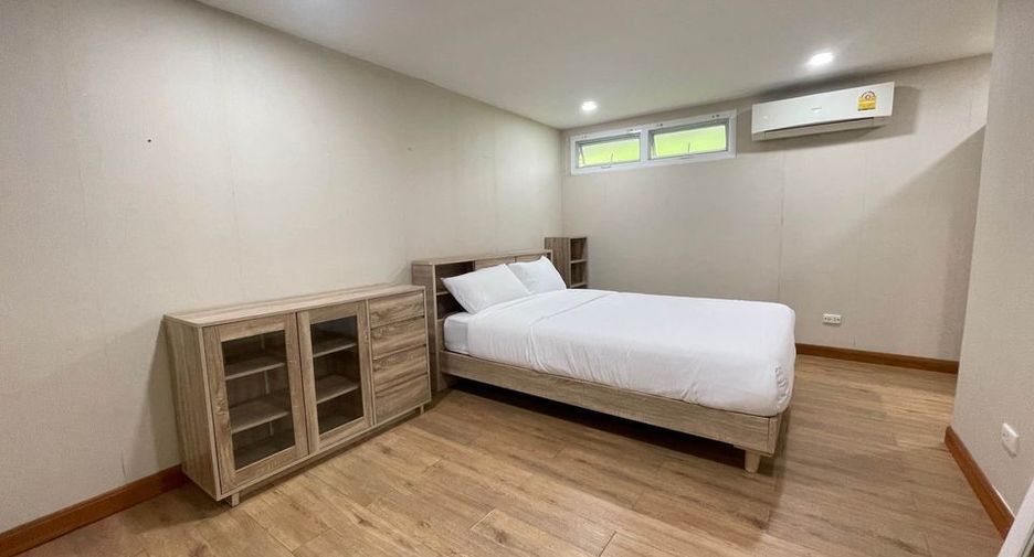 For rent 2 bedrooms townhouse in Watthana, Bangkok