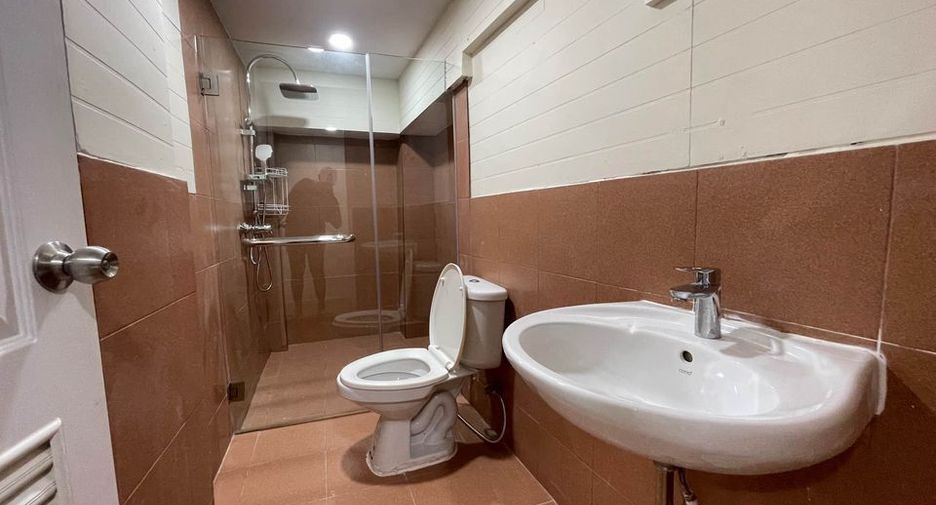 For rent 2 bedrooms townhouse in Watthana, Bangkok