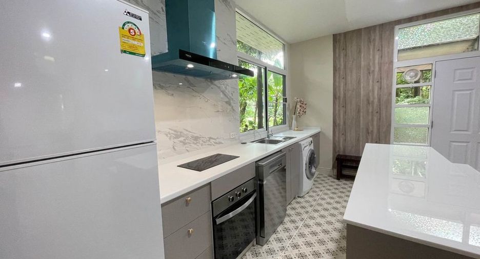 For rent 2 bedrooms townhouse in Watthana, Bangkok