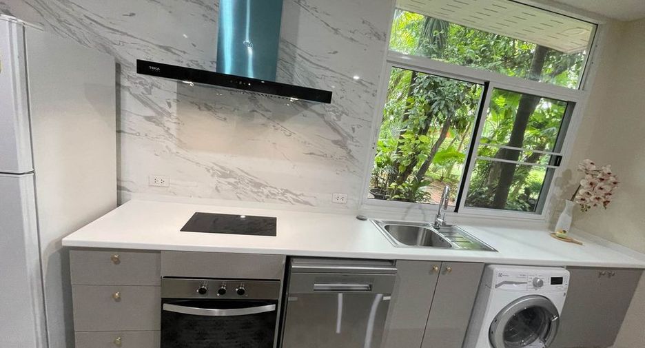 For rent 2 bedrooms townhouse in Watthana, Bangkok