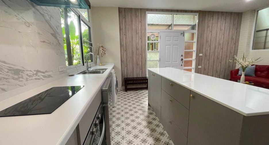 For rent 2 bedrooms townhouse in Watthana, Bangkok