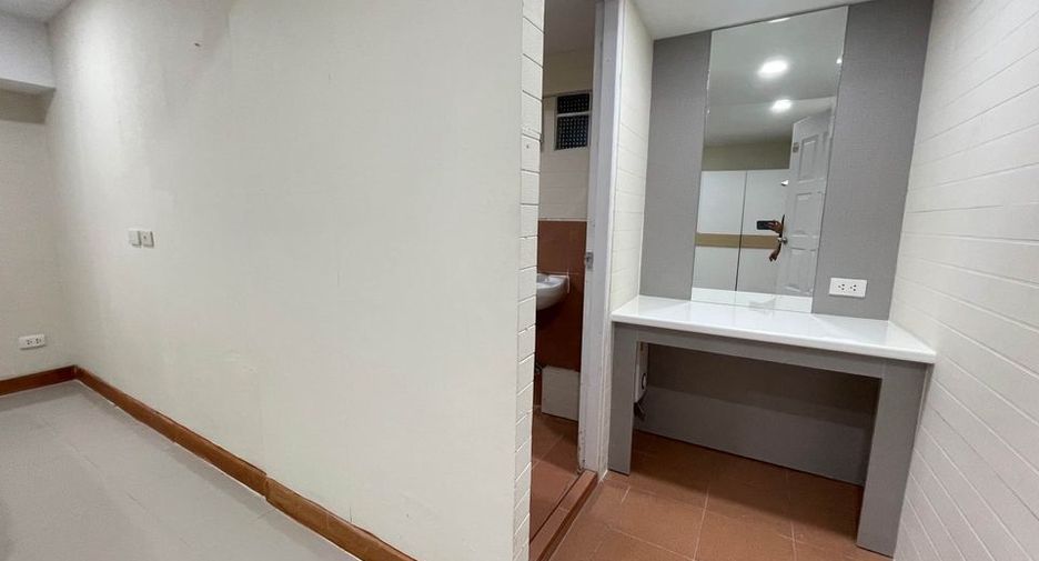 For rent 2 bedrooms townhouse in Watthana, Bangkok