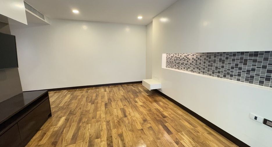 For rent 2 bedrooms apartment in Watthana, Bangkok