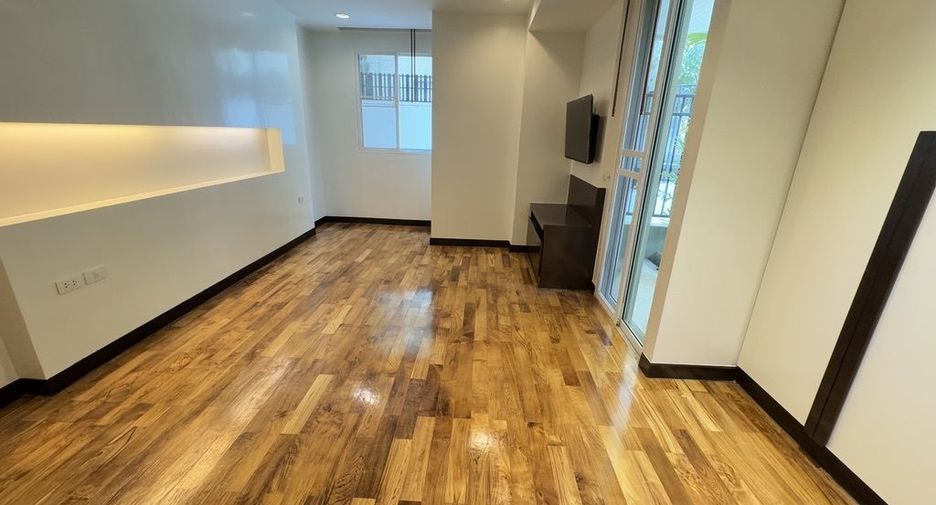 For rent 2 bedrooms apartment in Watthana, Bangkok