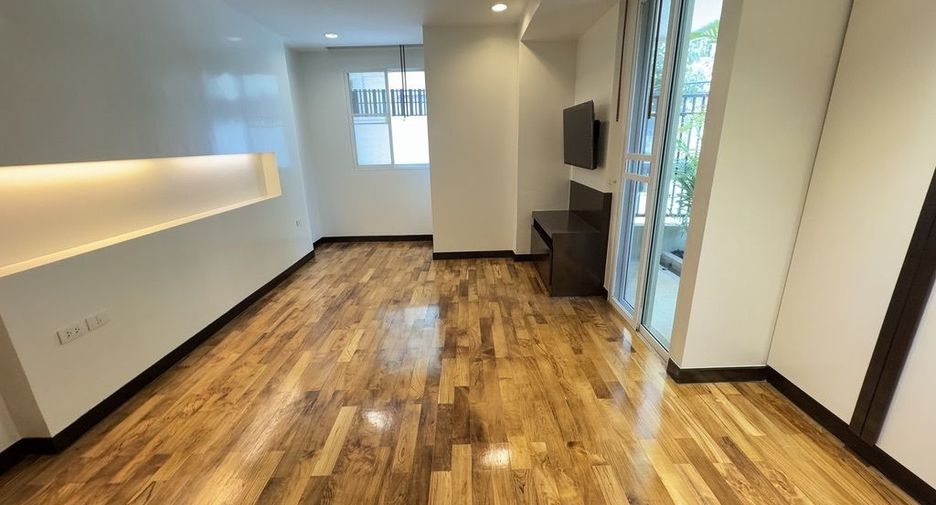 For rent 2 bedrooms apartment in Watthana, Bangkok