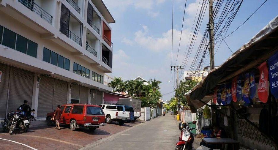 For rent 2 bedrooms retail Space in Wang Thonglang, Bangkok
