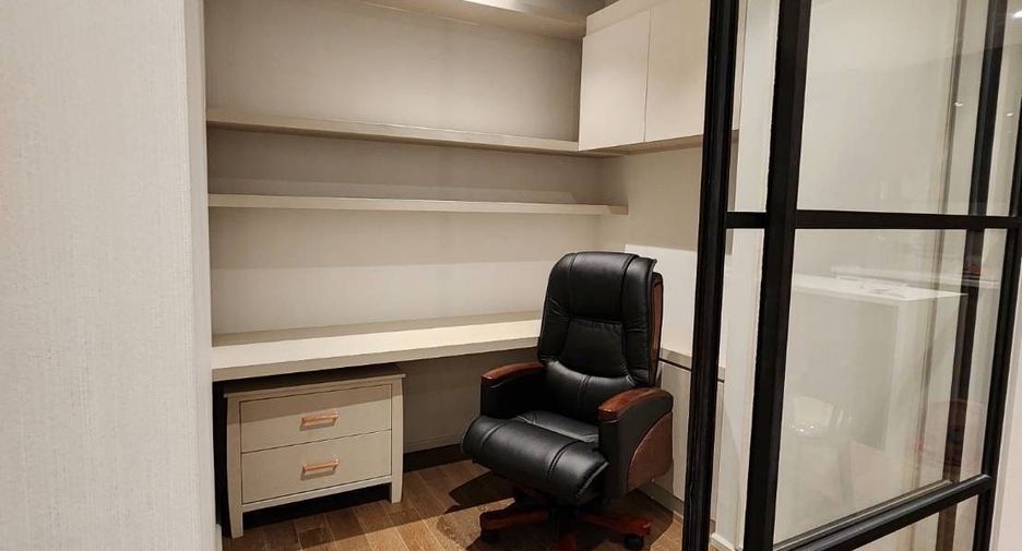 For rent 2 bedrooms condo in Pathum Wan, Bangkok