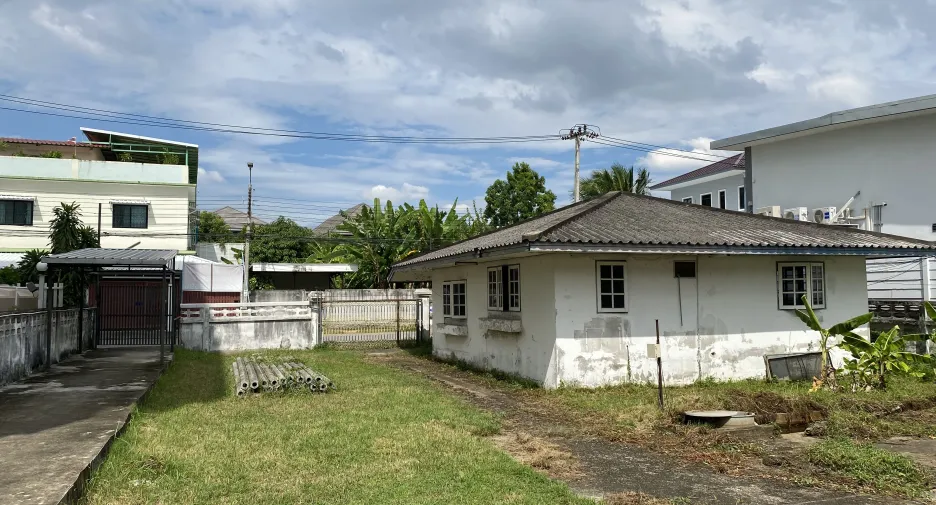 Casa en alquiler de 3 habitaciones en Mueang Samut Prakan, Samut Prakan