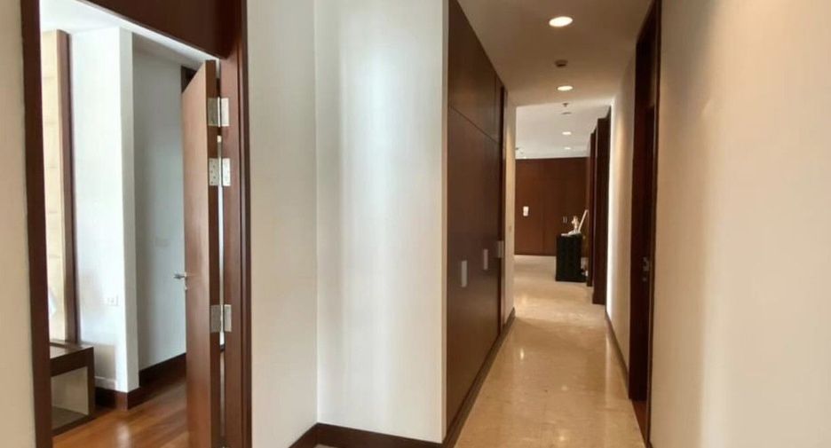 À louer 3 chambres condo à Lat Phrao, Bangkok