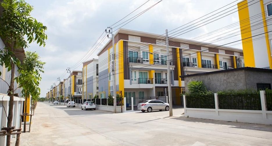 For rent 3 bedrooms townhouse in Lat Krabang, Bangkok