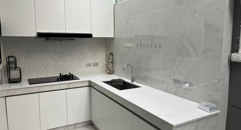 For rent 4 bedrooms house in Lat Phrao, Bangkok