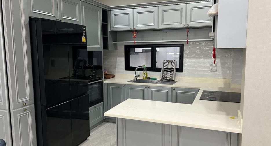 For rent 4 bedrooms house in Lat Phrao, Bangkok