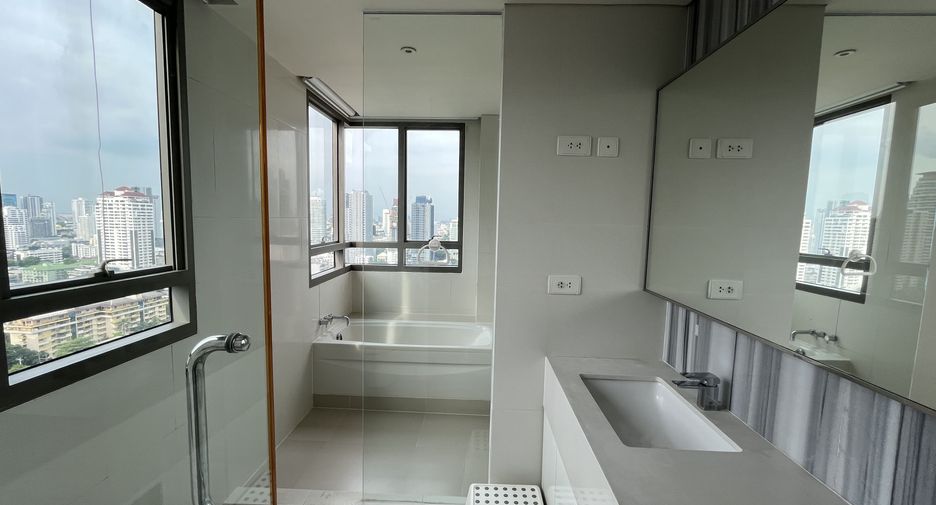 For rent 2 bedrooms condo in Khlong Toei, Bangkok