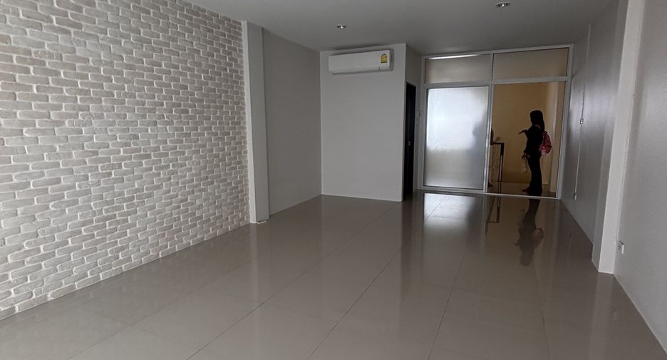 For rent 3 bedrooms townhouse in Bang Na, Bangkok