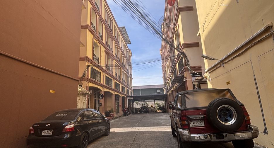 For rent 3 bedrooms townhouse in Bang Na, Bangkok