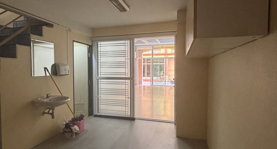 For rent 3 bedrooms townhouse in Bang Na, Bangkok