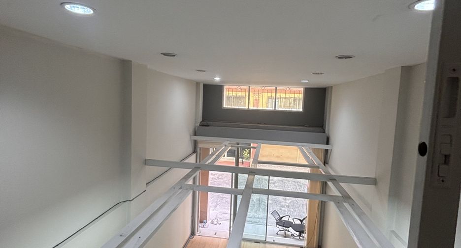 For rent 3 bedrooms townhouse in Bang Na, Bangkok