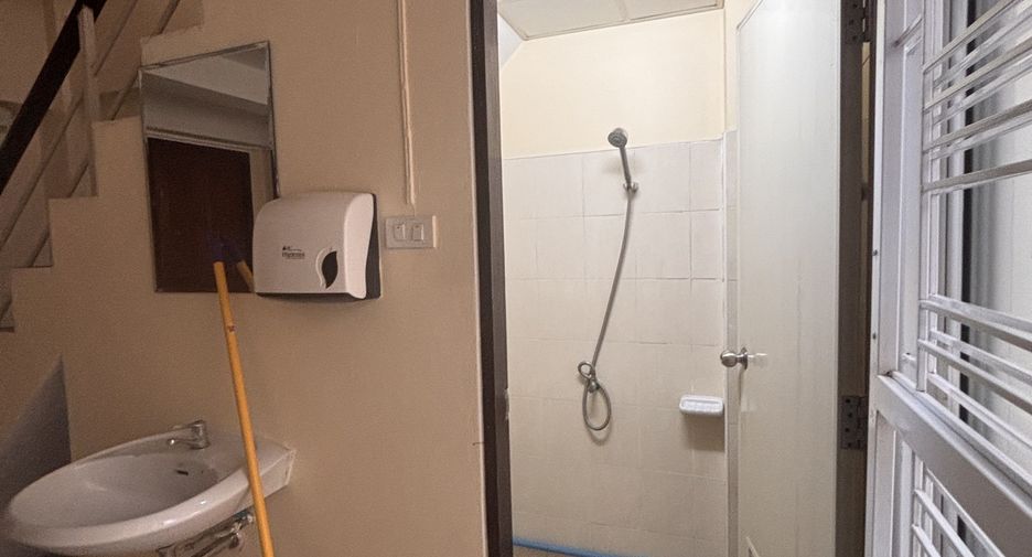 For rent 3 bedrooms townhouse in Bang Na, Bangkok