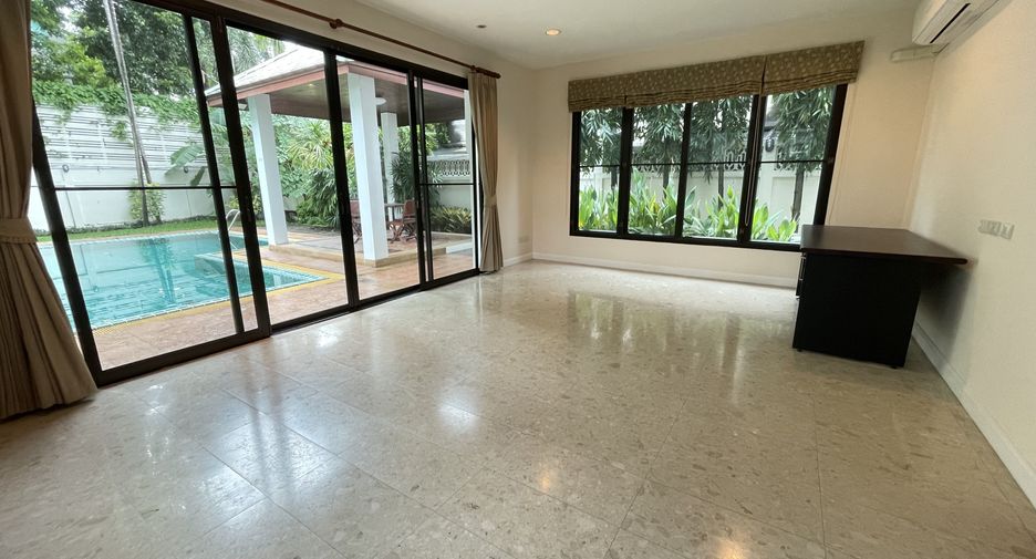 For rent 4 bedrooms villa in Yan Nawa, Bangkok