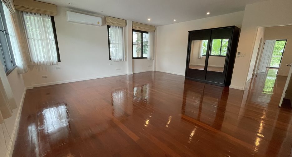 For rent 4 bedrooms villa in Yan Nawa, Bangkok
