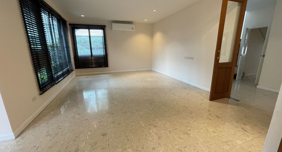 For rent 4 bedrooms villa in Yan Nawa, Bangkok