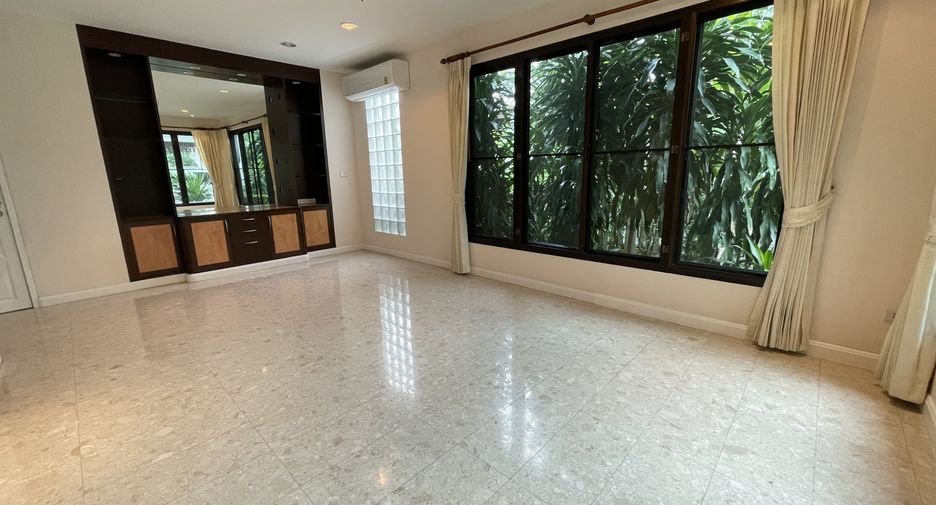 For rent 4 bedrooms villa in Yan Nawa, Bangkok