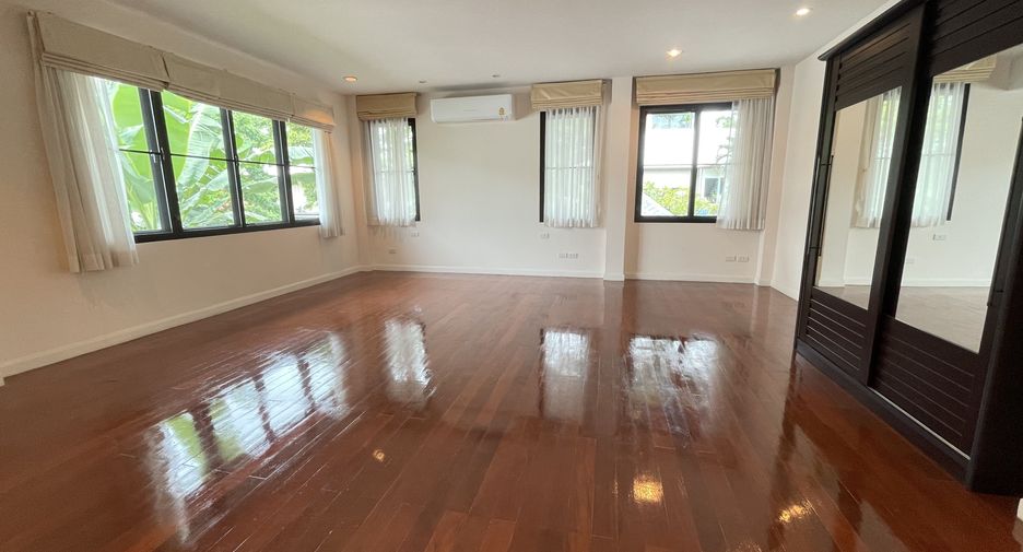 For rent 4 bedrooms villa in Yan Nawa, Bangkok