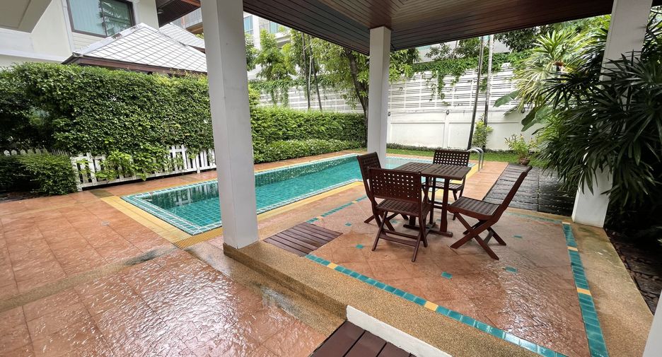 For rent 4 bedrooms villa in Yan Nawa, Bangkok