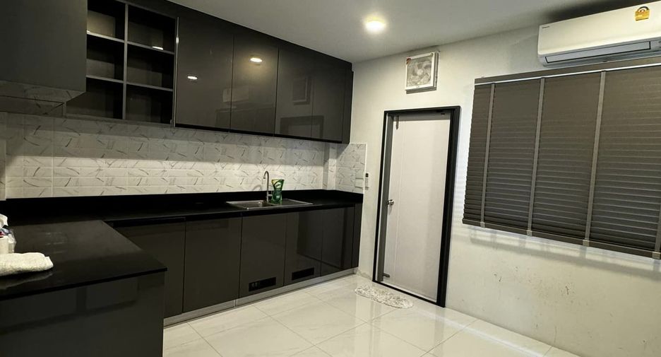 Casa en alquiler de 5 habitaciones en Bang Phli, Samut Prakan