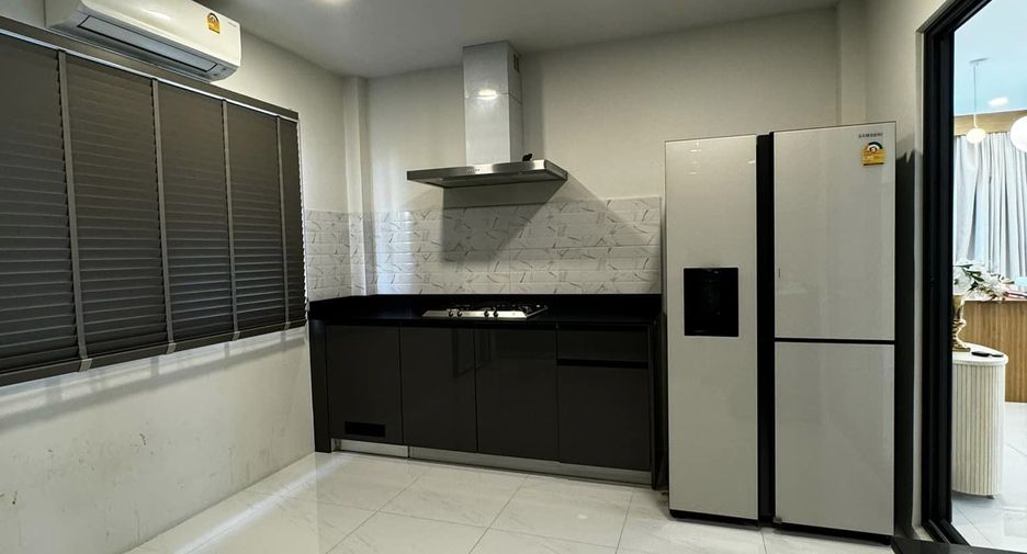Casa en alquiler de 5 habitaciones en Bang Phli, Samut Prakan