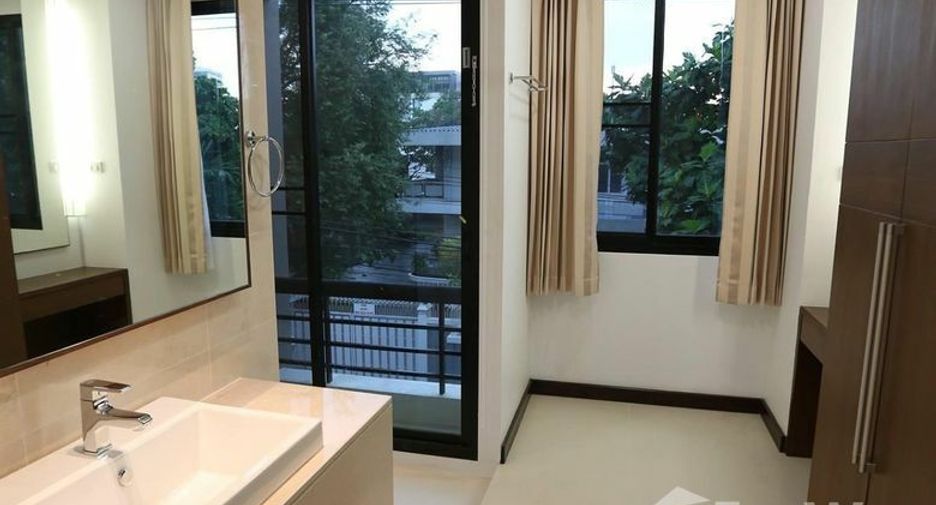 For rent 3 bedrooms house in Watthana, Bangkok
